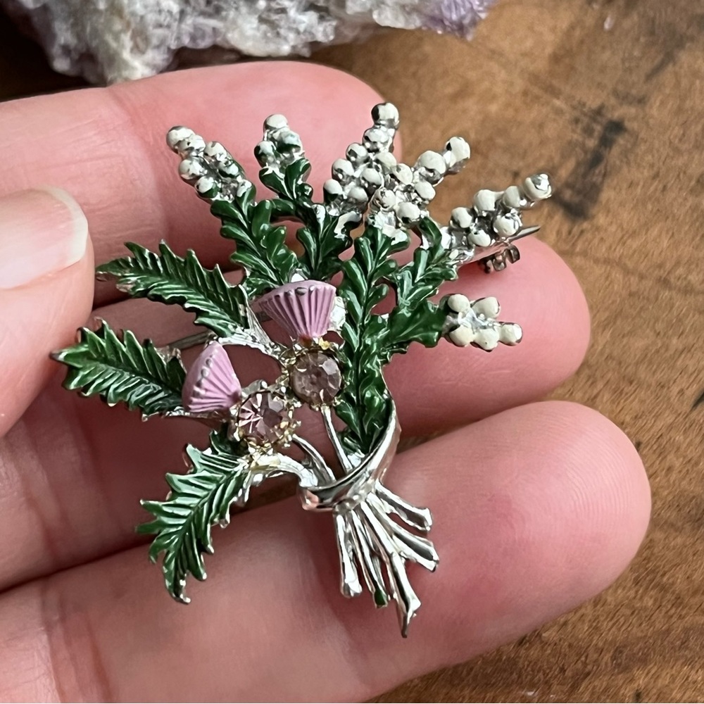 Vintage Signed Exquisite Scottish white heather and thistle enamel brooch